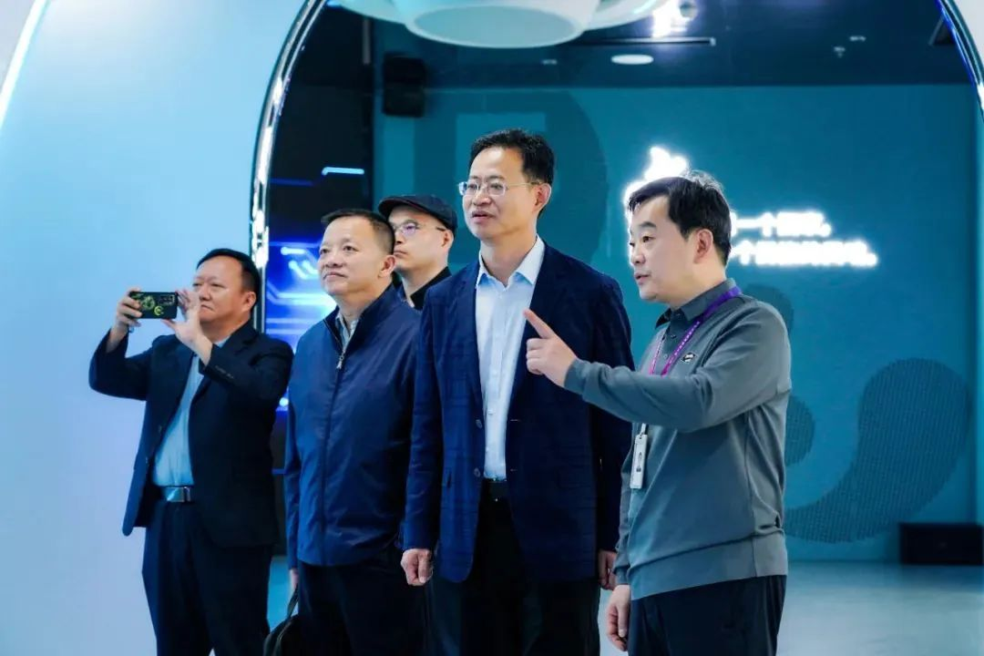 2024120602 国度广电总局发展钻研中心一行赴非凡国际励丰文化调研领导